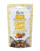 Brit Care Snack Shiny Hair Somon cu Gălbenele recompense funcționale fără cereale pisici piele și blană 50g